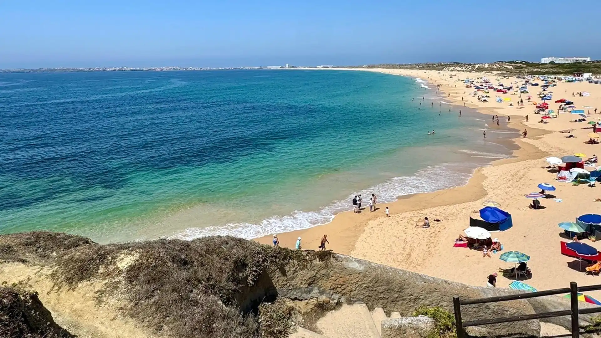 Sandstrand von Consolação bei Peniche mit Wellen und Felsküste