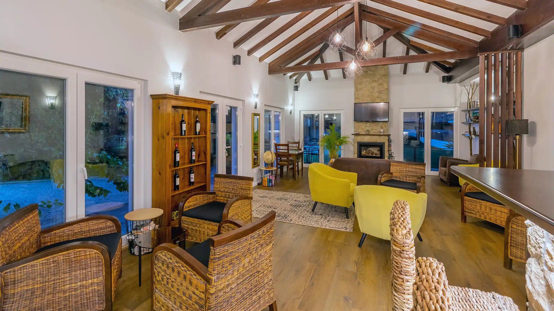 Bibliothek mit integrierter Bar und Sitzgelegenheiten im Silver Seahorse Retreat