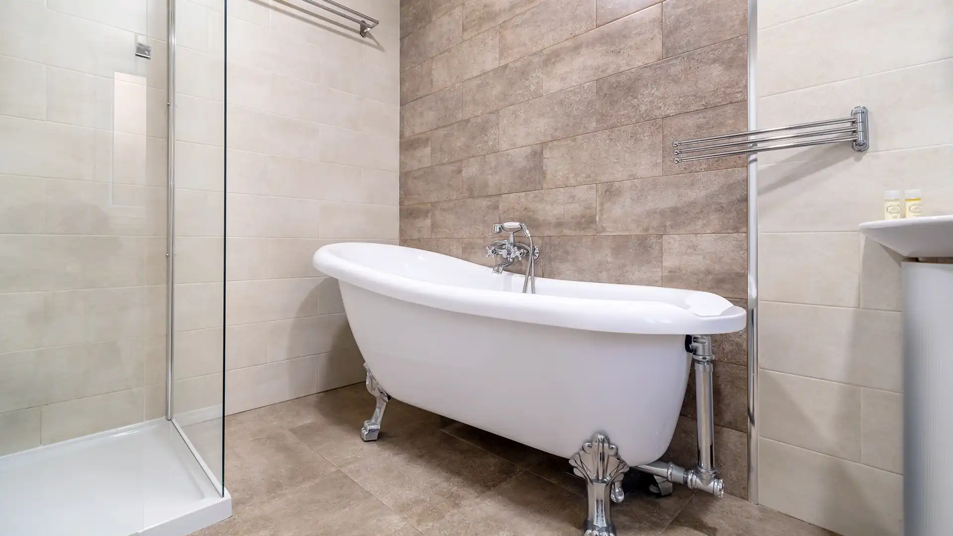 Historische Badewanne und Dusche im Premiumzimmer des Silver Seahorse Retreat