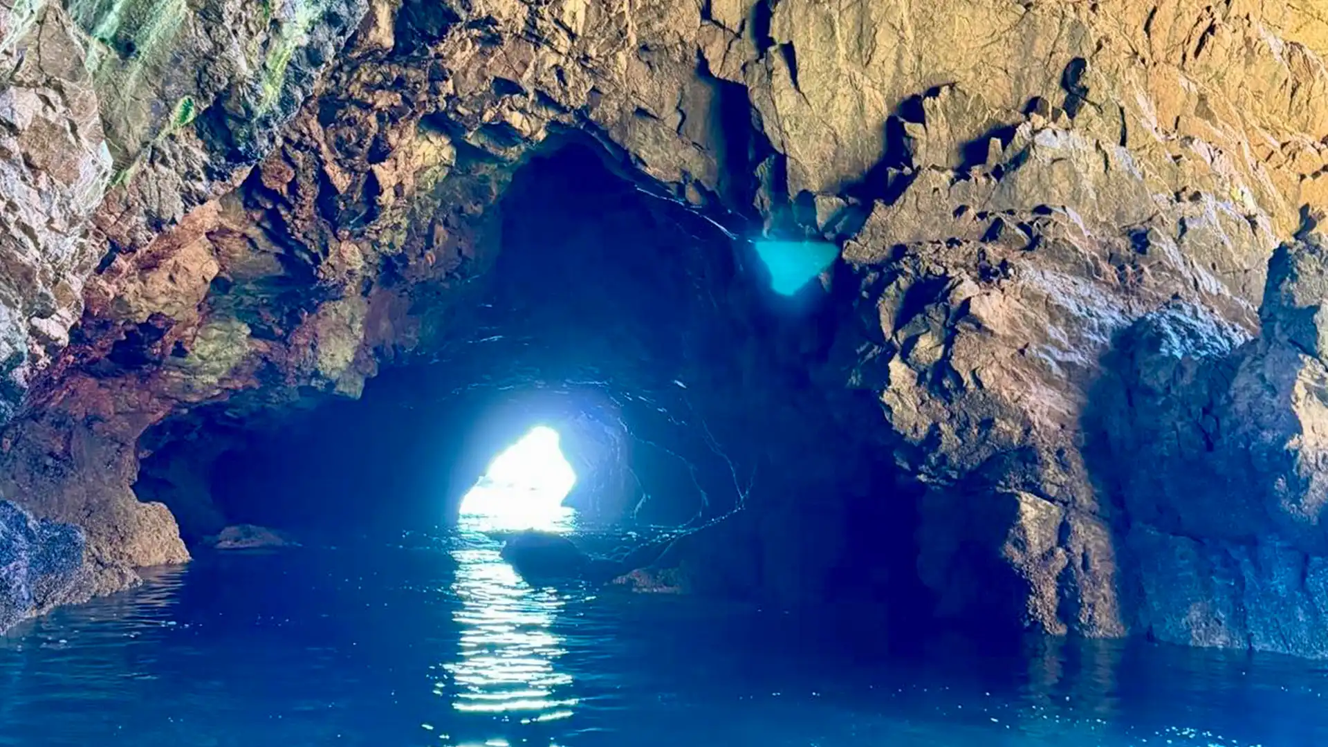 Lichtdurchflutete Meeresgrotte bei den Berlengas mit blaugrünem Wasser