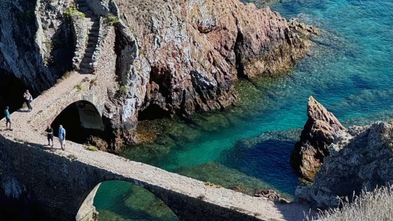 Meeresgrotte bei den Berlengas vor Peniche mit türkisblauem Wasser
