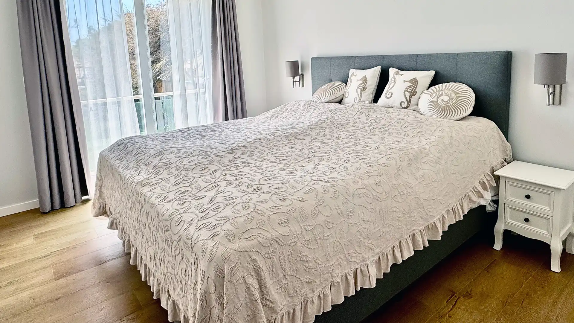 Schlafzimmer mit Balkon und Gartenblick im Silver Seahorse Ferienhaus