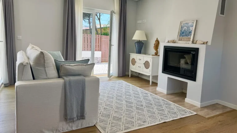 Wohnzimmer mit Kamin und bequemen Sofas im Ferienhaus des Silver Seahorse