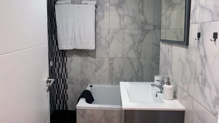 Großes Badezimmer mit freistehender Badewanne im Ferienhaus des Silver Seahorse