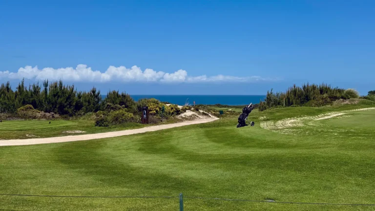 Golfer auf gepflegtem Fairway mit Atlantikblick bei mildem Küstenklima