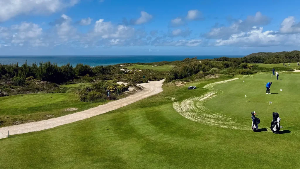 Saftige Golf-Fairways am Atlantik bei Peniche unter blauem Himmel