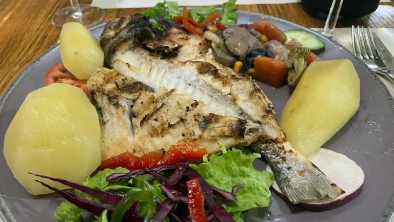 Frisch gegrillter Fisch aus dem Atlantik im Restaurant Sol y Vida in Peniche