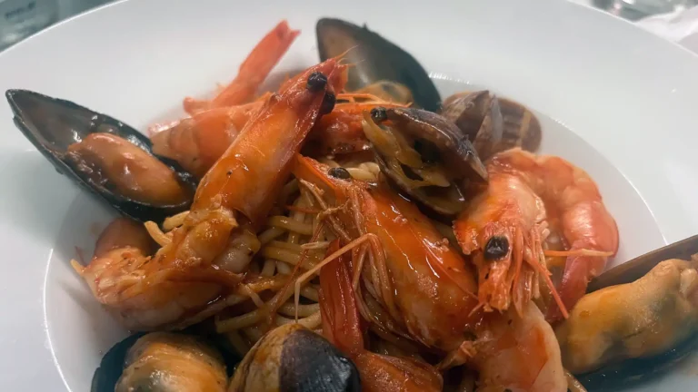 Frische Garnelen und Scampis vom Atlantik auf Eis angerichtet