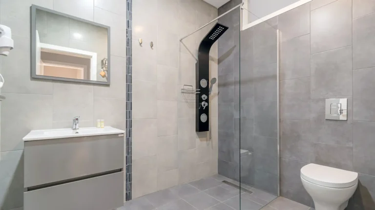 Barrierearmes Bad im Erdgeschoss des Silver Seahorse Retreat mit Dusche und Haltegriffen