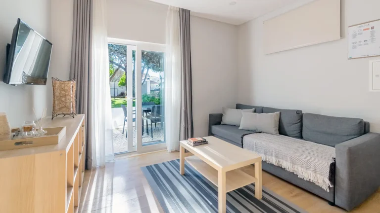 Wohnküche mit Schlafsofa und Esstisch in der Ferienwohnung im Erdgeschoss des Retreats
