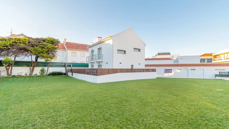 Separates Ferienhaus auf dem Gelände des Silver Seahorse Retreat mit Terrasse und Gartenblick