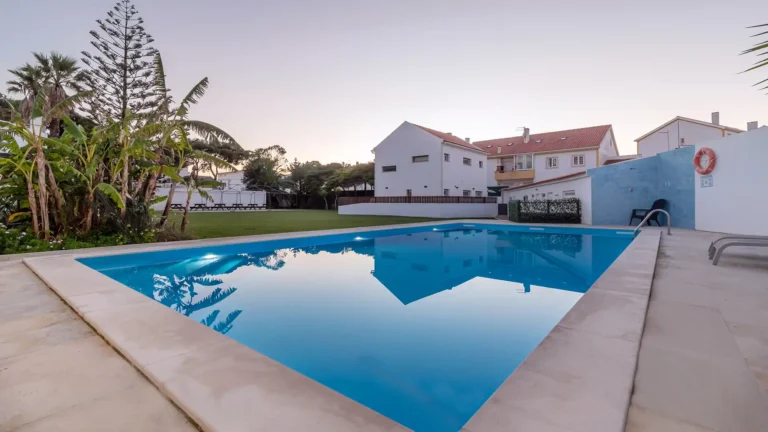 Pool im Silver Seahorse Retreat mit Blick auf das Ferienhaus und den Garten