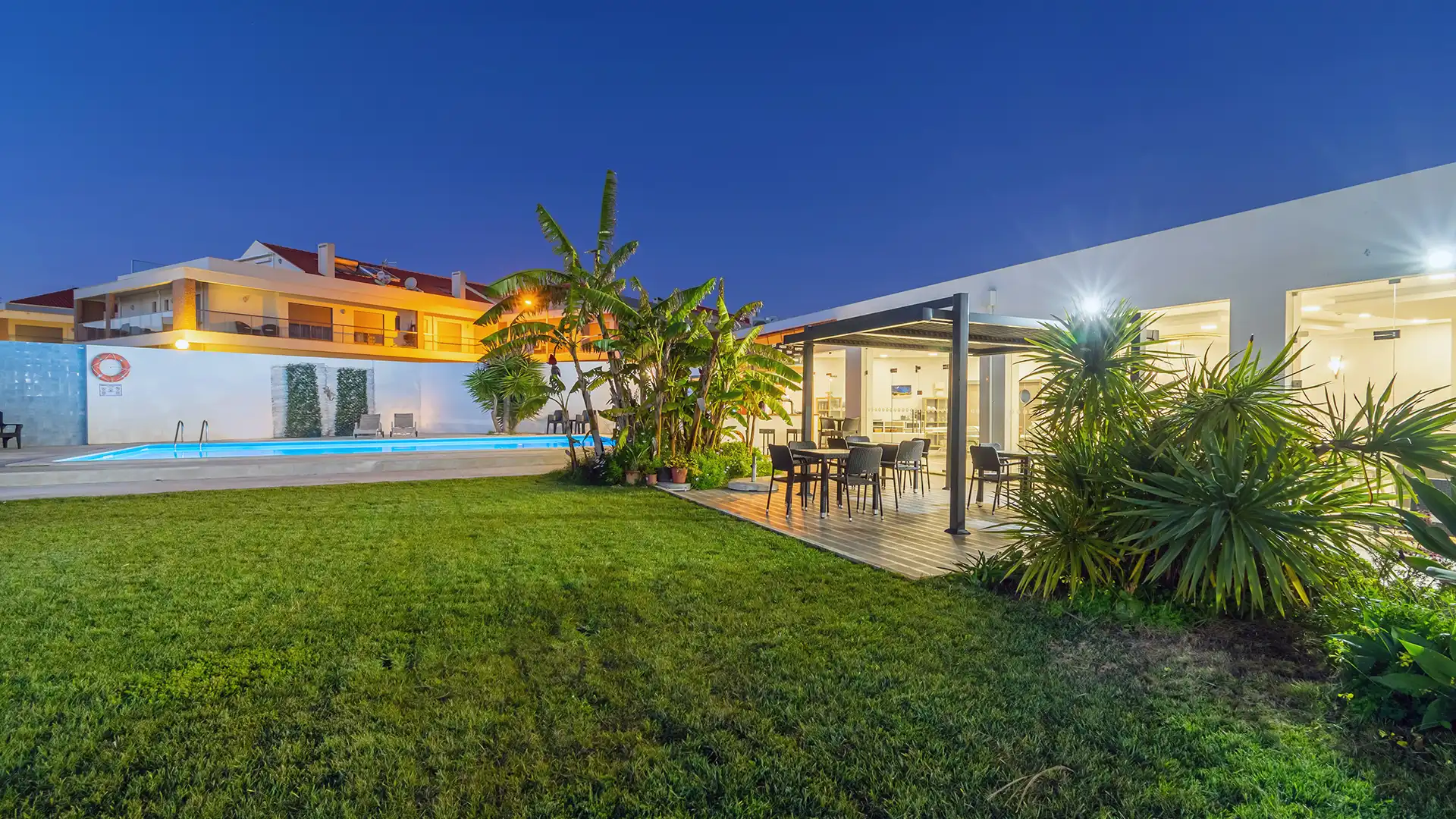 Überdachte Terrasse am beleuchteten Pool im Silver Seahorse Retreat bei Nacht