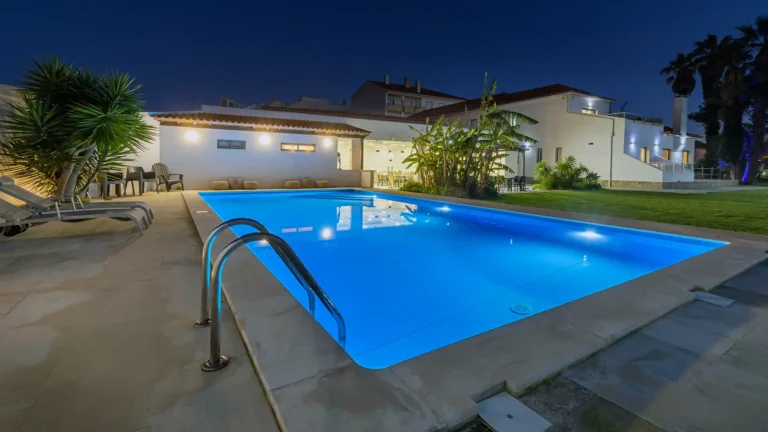 Großer Pool im Silver Seahorse Retreat mit 14 mal 10 Metern Wasserfläche