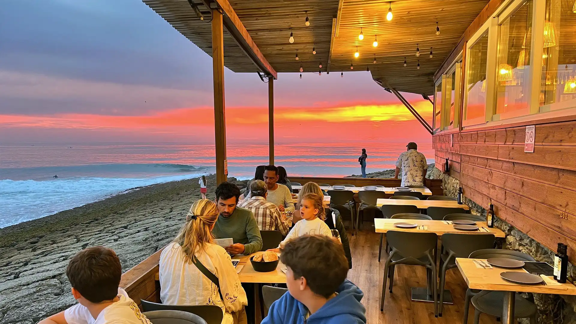 Abendstimmung im Restaurant Sol é Vida direkt am Meer mit Blick auf die brechenden Wellen.