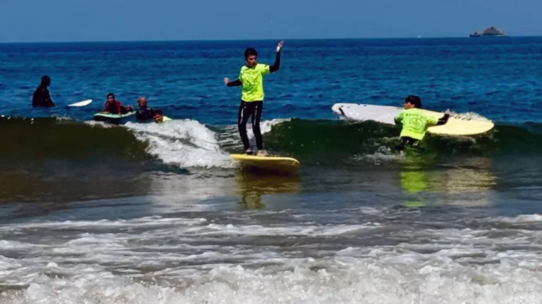Junge Surfer stehen in Baleal auf dem Brett und erzielen schnelle Fortschritte.