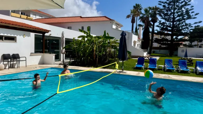 Poolanlage des Silver Seahorse Garden Retreats, ideal für Familien und Kinder.