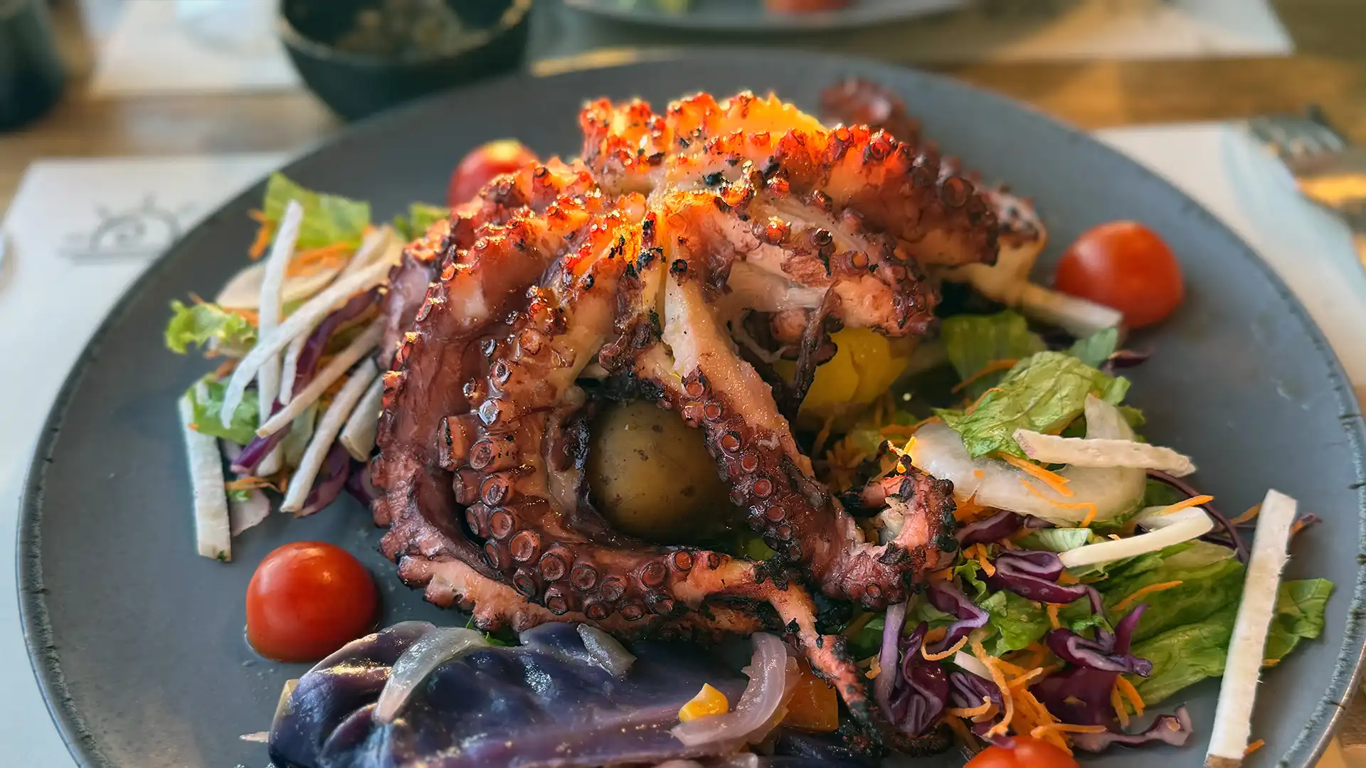 Nahaufnahme von frisch gegrilltem Tintenfisch im Restaurant Sol é Vida in Peniche.