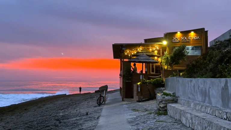 Restaurant Sol é Vida in Peniche bei Sonnenuntergang direkt am Meer.