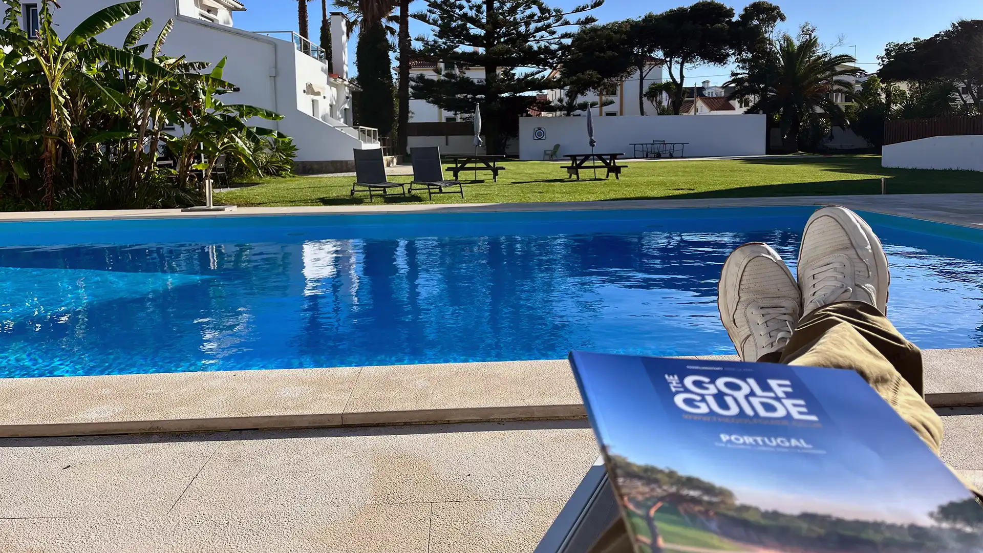 Liegestühle am Pool des Silver Seahorse Garden Retreats nach einer Golfrunde.