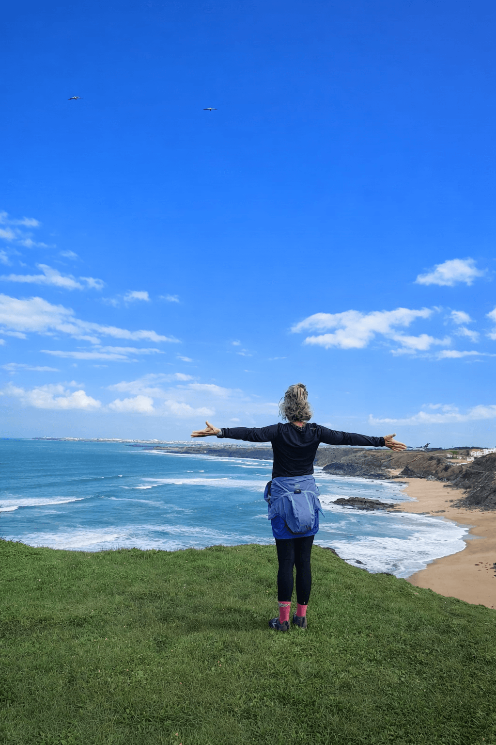 Frau am Kliff mit-ausgebreiteten Armen