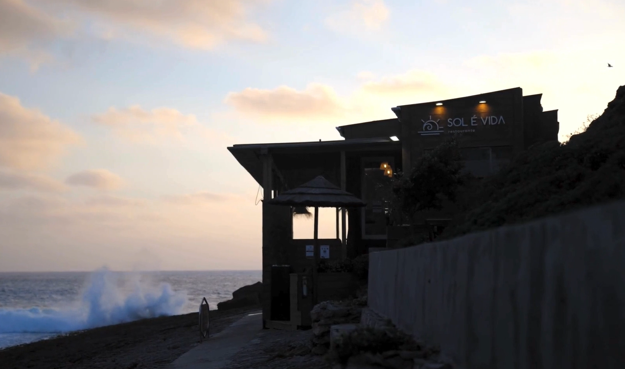 Die Fassade des sol e vida Restaurants in Peniche direkt am Meer.