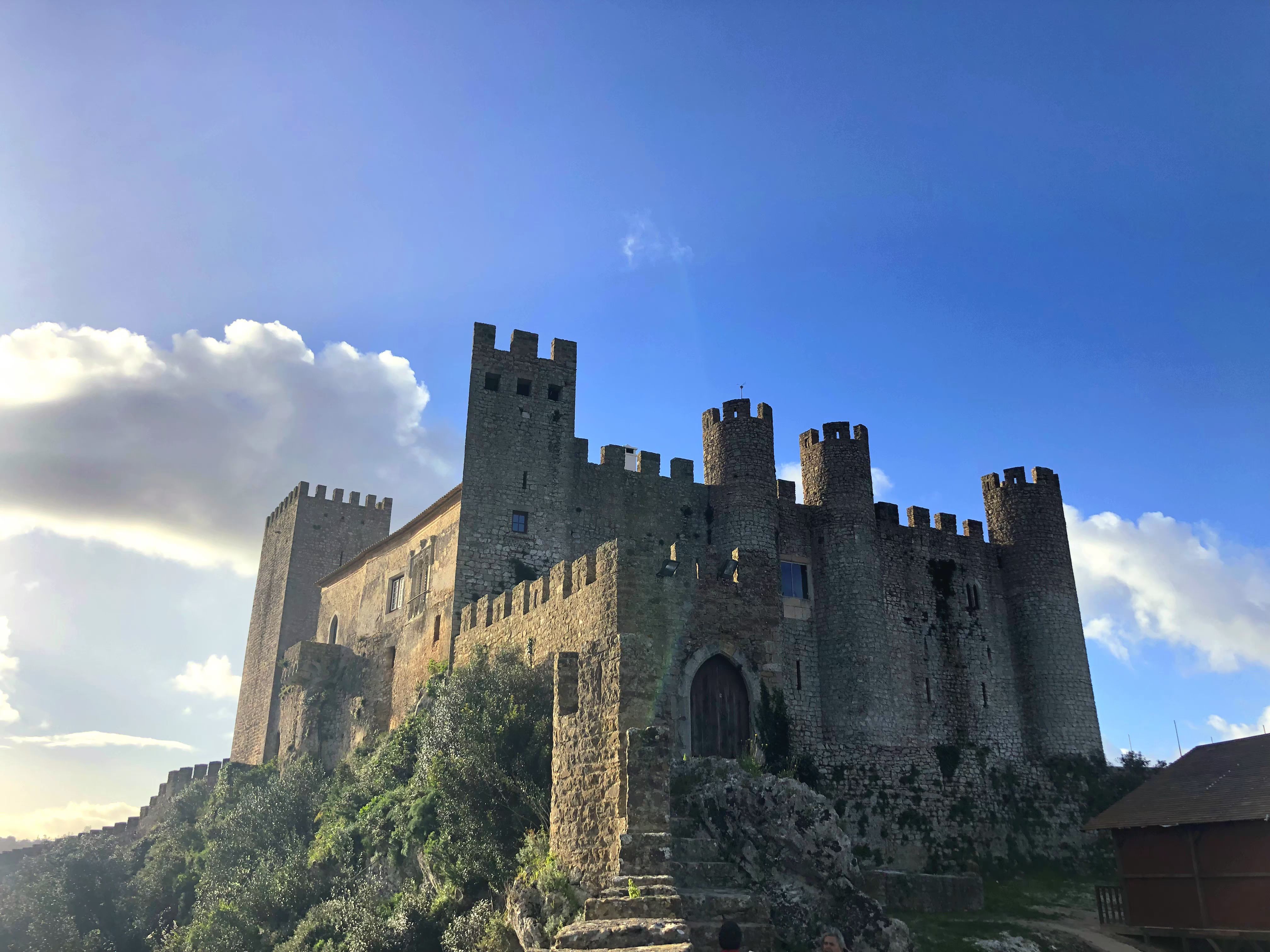 Die Fassade der Burg von Obidos.