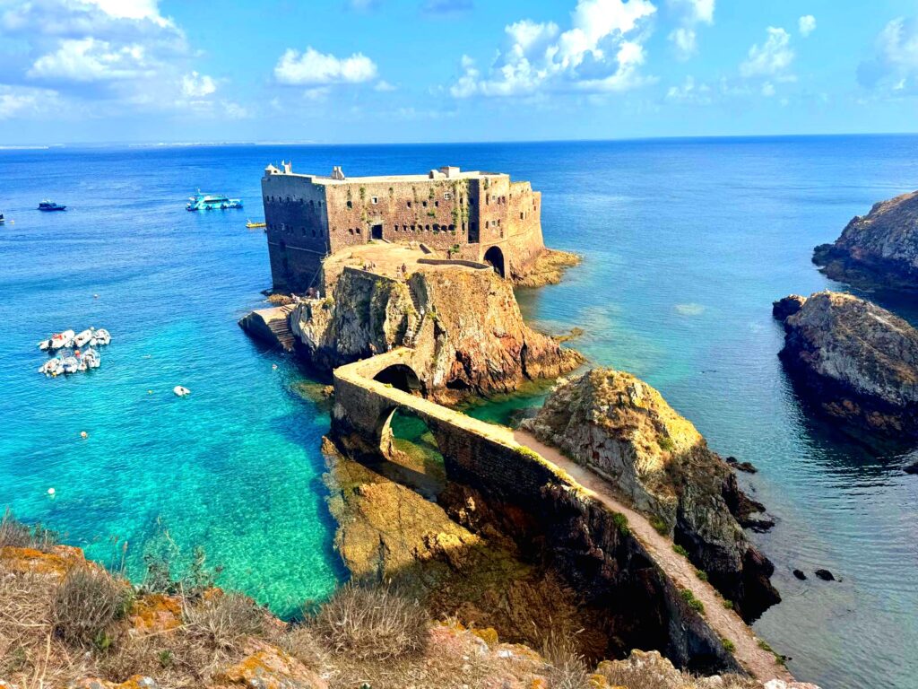 Die Festung der Berlengas in Portugal mit türkiesblauem Wasser im Hintergrund.