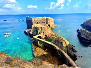 Die Festung der Berlengas in Portugal mit türkiesblauem Wasser im Hintergrund.