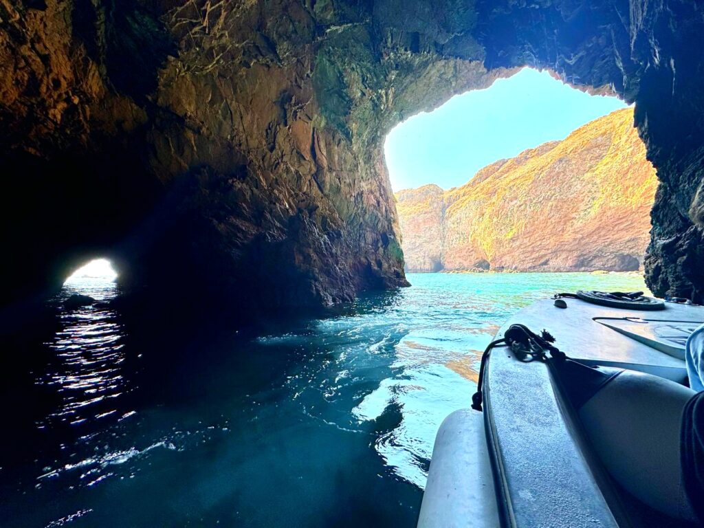 Die Grotten der Berlengas in Portugal mit einem Boot.