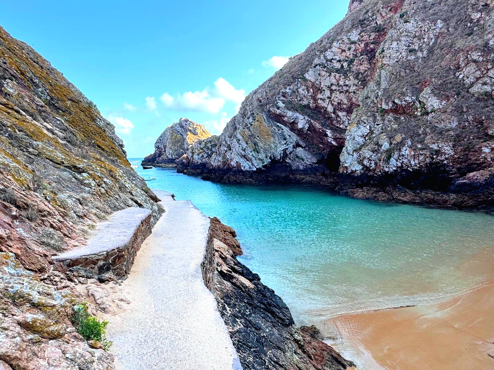 Der Strand auf den Berlengas Inseln mit glasklarem Wasser.